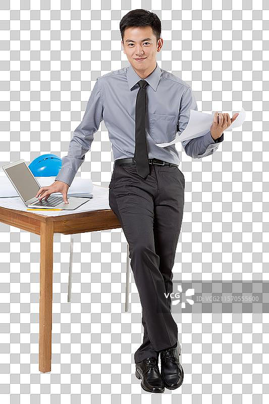 年轻的建筑工程师研究图纸图片素材