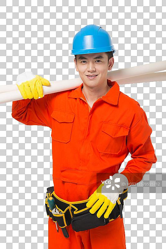 年轻的建筑工人扛着建筑材料图片素材