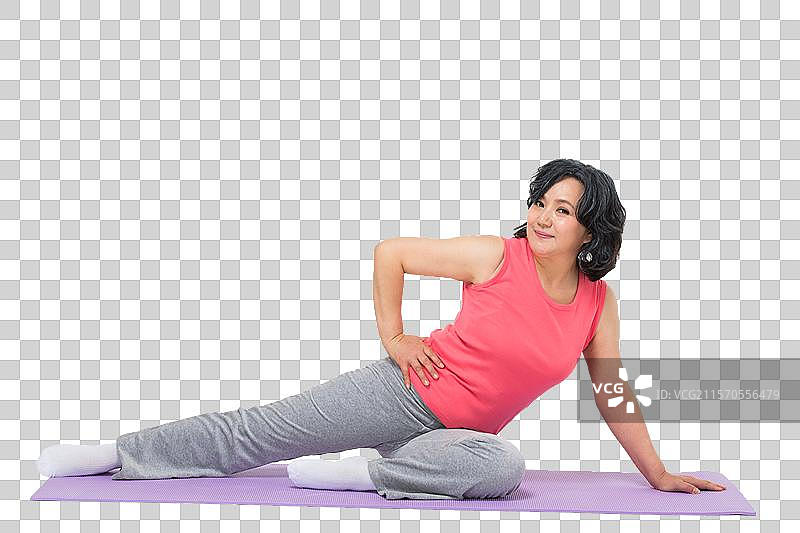 中老年女人坐在瑜伽垫上图片素材