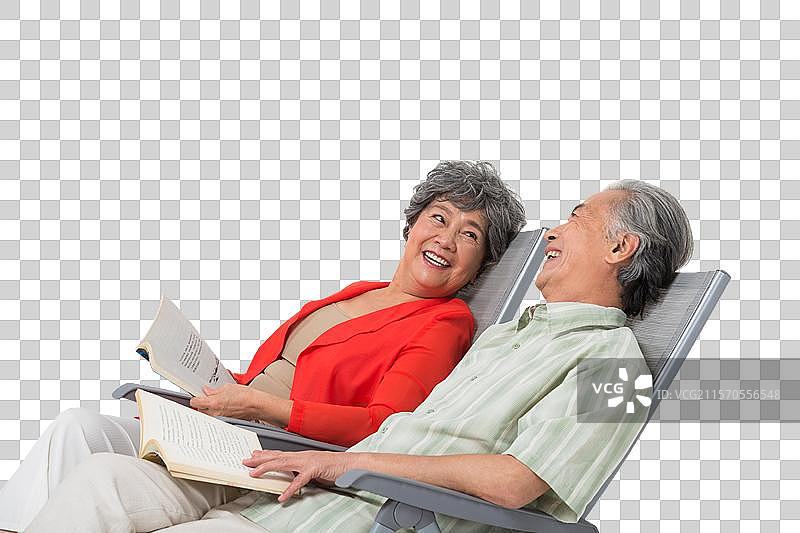 快乐的老年夫妇坐在沙滩椅上图片素材