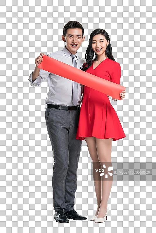 年轻情侣拥抱拿对联图片素材
