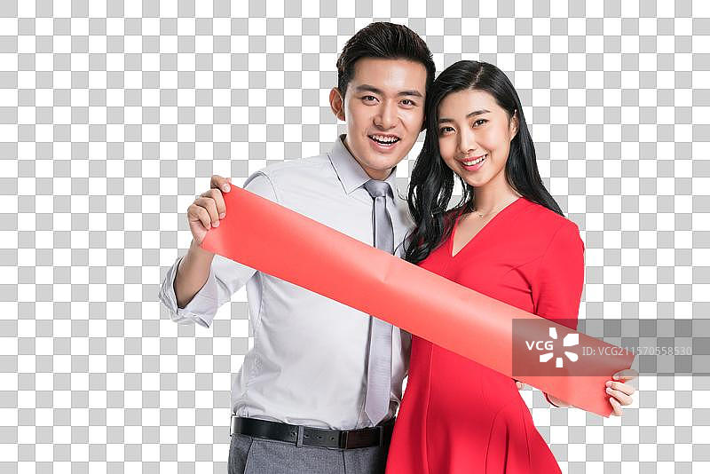 年轻情侣拥抱拿对联图片素材
