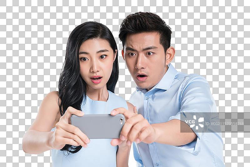 年轻情侣一起玩手机图片素材