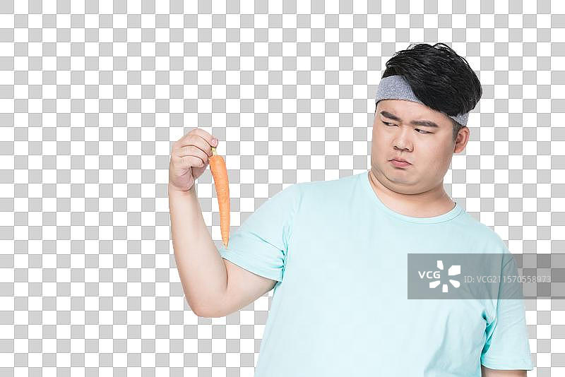 肥胖的青年男子手拿胡萝卜图片素材