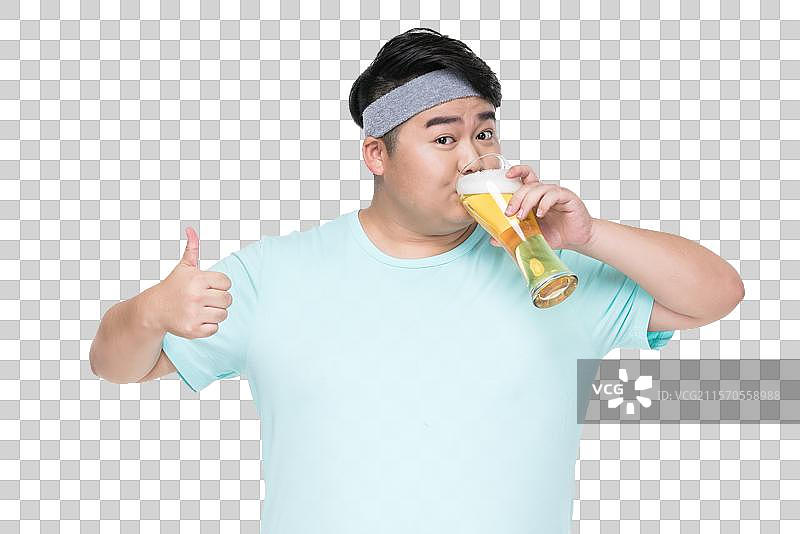 肥胖的年轻男子在喝啤酒图片素材