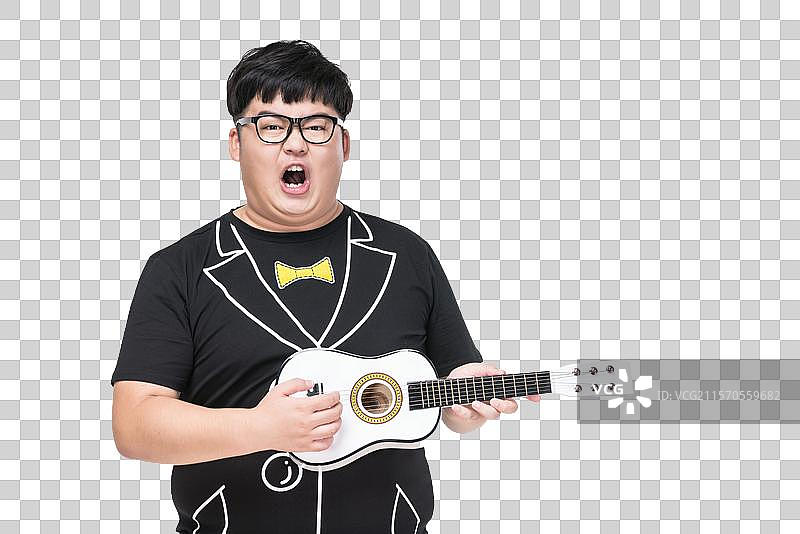 弹吉他的肥胖青年男子图片素材
