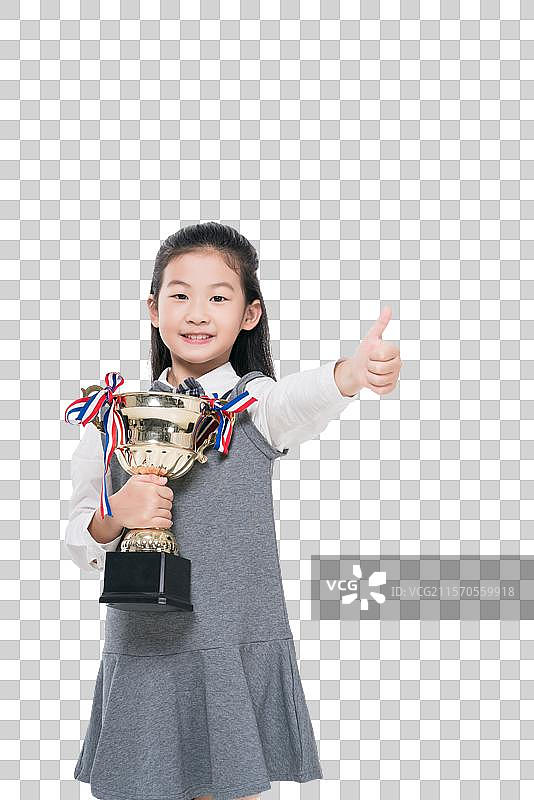 快乐的小学生拿着奖杯图片素材