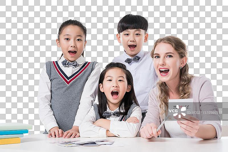女外教指导小学生学习图片素材