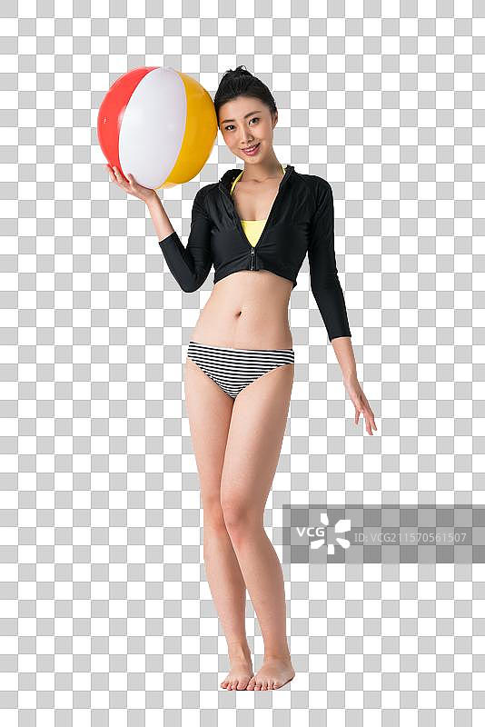 年轻女子和沙滩充气球图片素材