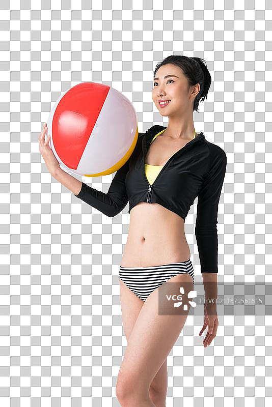 年轻女子和沙滩充气球图片素材