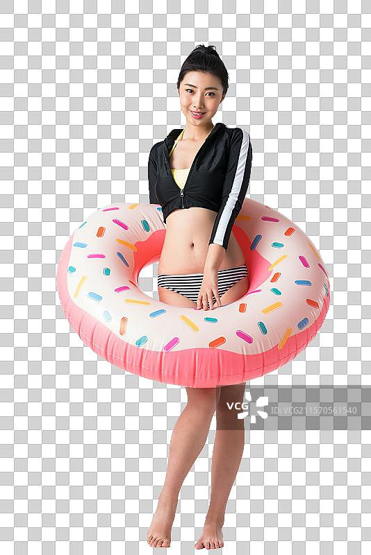 穿着比基尼的美女拿着游泳圈图片素材