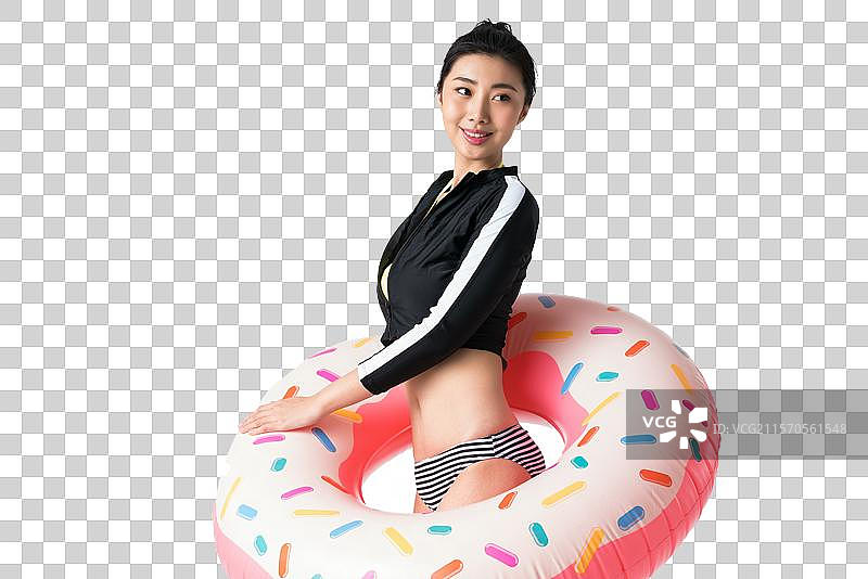 穿着比基尼的美女拿着游泳圈图片素材