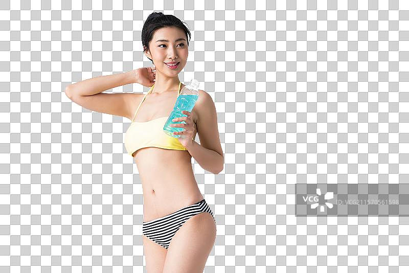 穿着比基尼的美女喝饮料图片素材