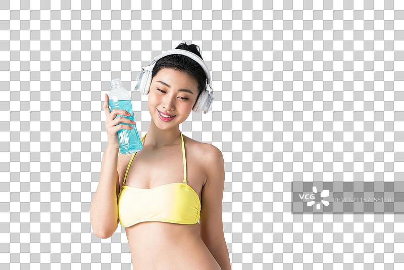 穿着比基尼的美女喝饮料听音乐图片素材