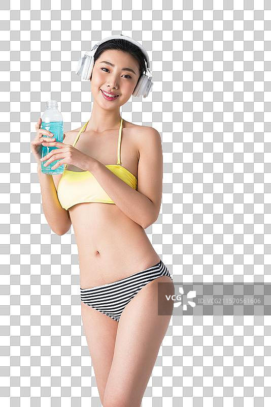 穿着比基尼的美女喝饮料听音乐图片素材