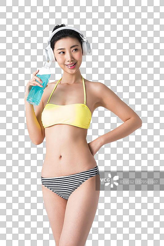 穿着比基尼的美女喝饮料听音乐图片素材