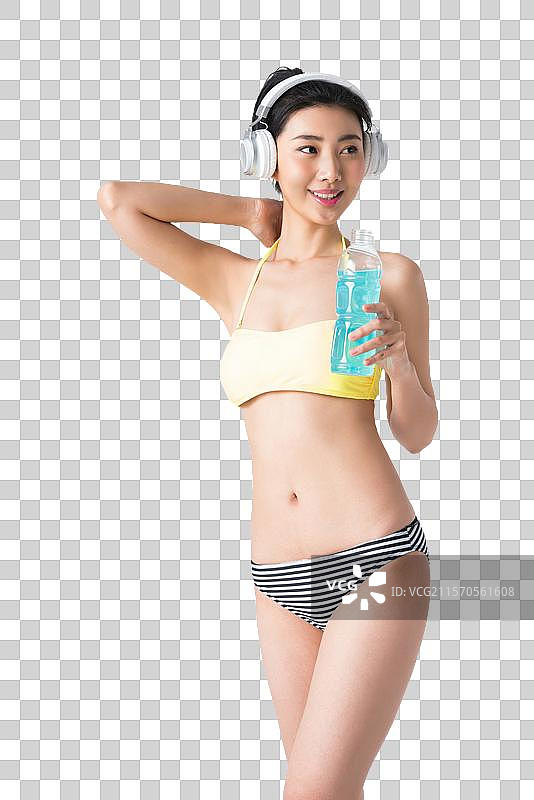 穿着比基尼的美女喝饮料听音乐图片素材