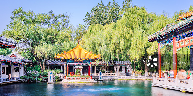 中国山东济南趵突泉观澜亭慢门风光图片素材