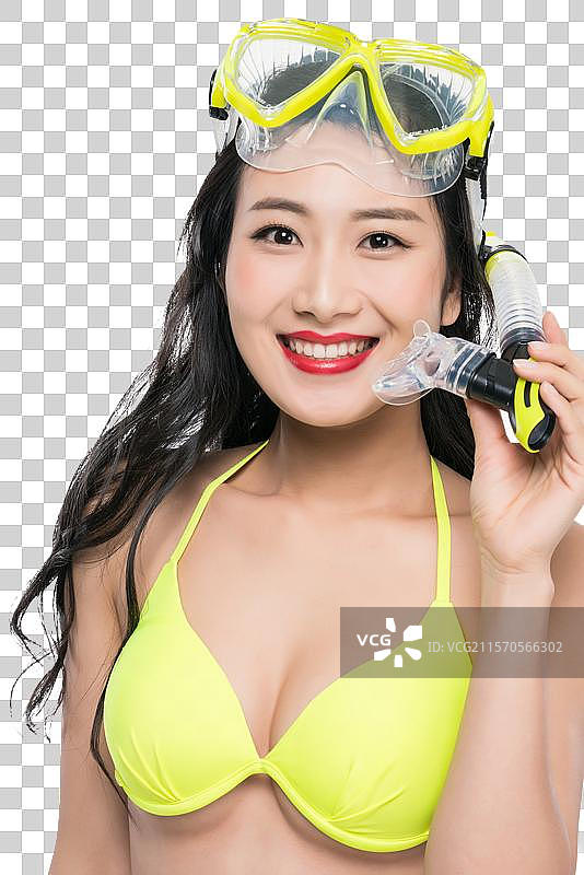 身穿黄色比基尼的年轻女子拿着潜水装备图片素材