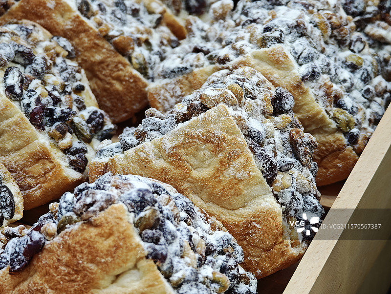 上海面包店中售卖的美味新疆塔城坚果乳酪面包图片素材