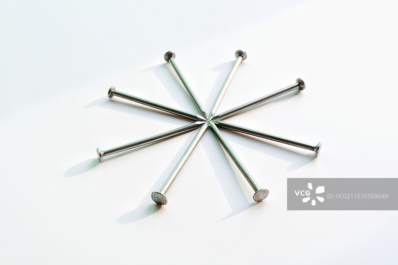 白色背景下铁钉。钢钉。金属钉。背景分离。设计素材图片素材