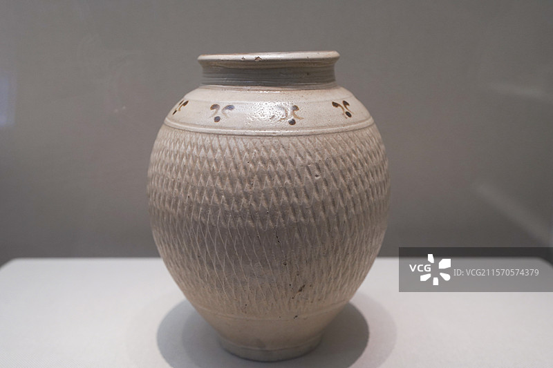 定州博物馆藏元代白釉格纹点彩罐图片素材
