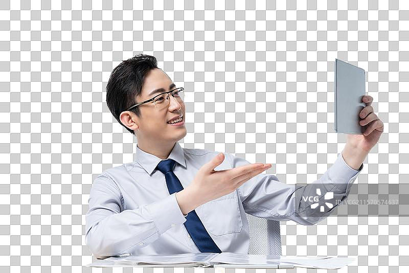 年轻商务男士使用平板电脑图片素材