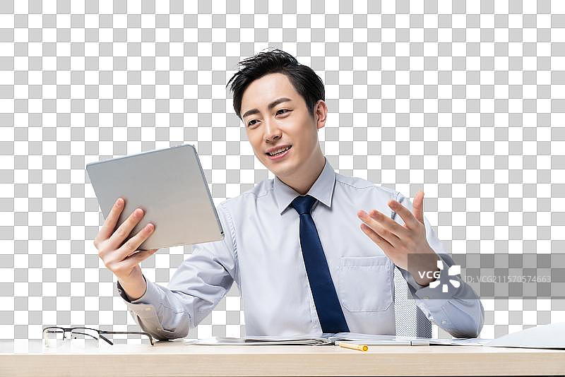 年轻商务男士使用平板电脑图片素材