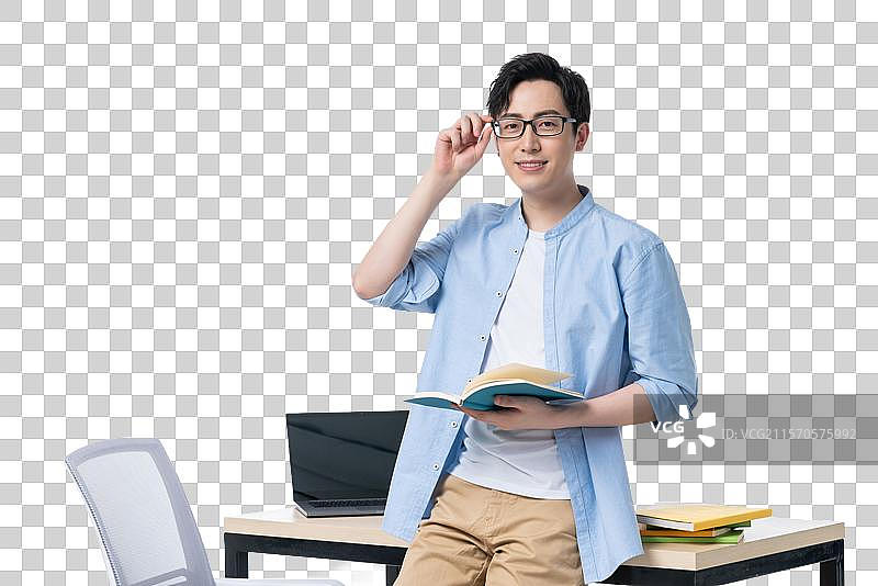 年轻男子在看书图片素材