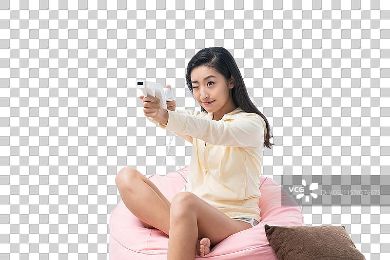 年轻女子在家玩电子游戏图片素材