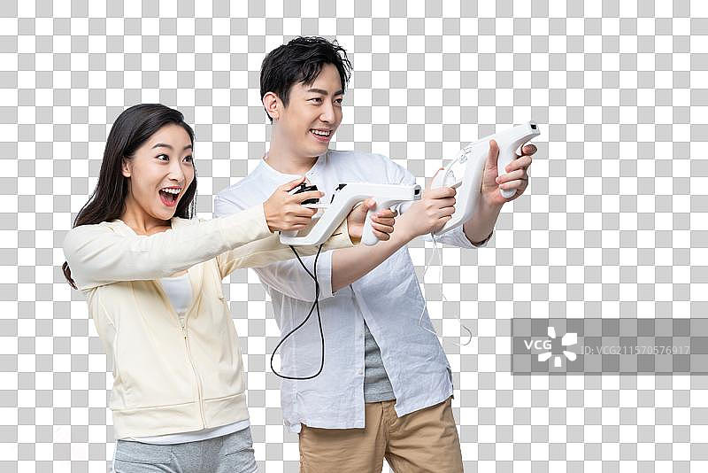 年轻夫妇在一起玩电子游戏图片素材