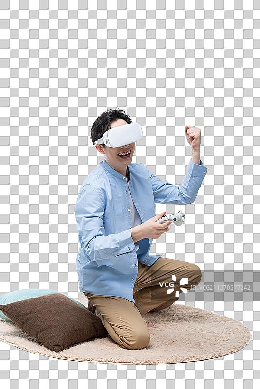 年轻男子在玩VR游戏图片素材