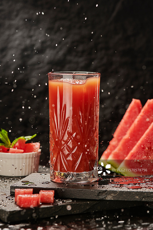 黑色背景一个玻璃杯装新鲜美食水果西瓜汁特写镜头图片素材