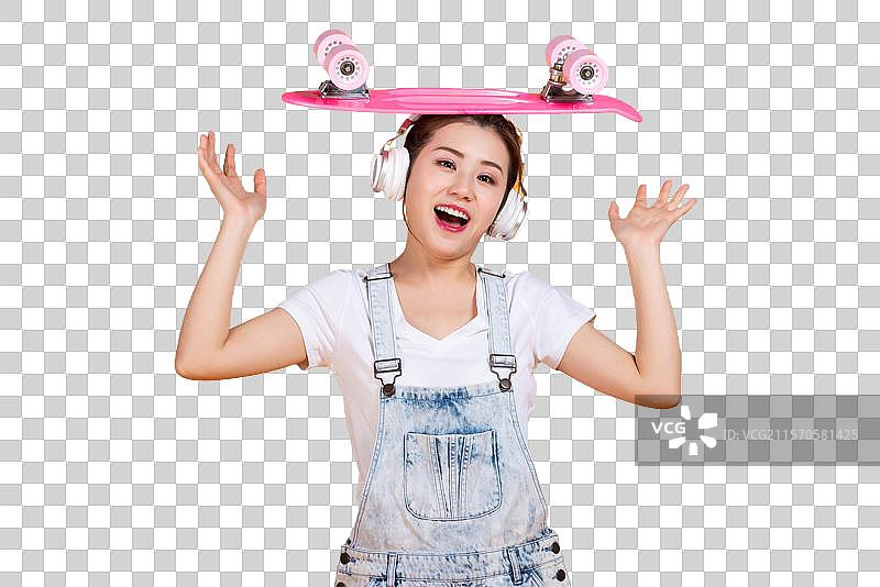 棚拍拿着滑板的年轻女子图片素材