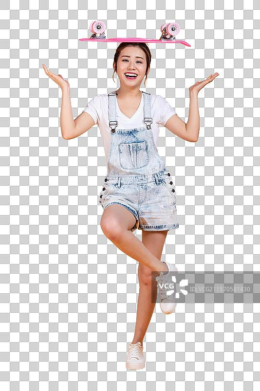 棚拍拿着滑板的年轻女子图片素材