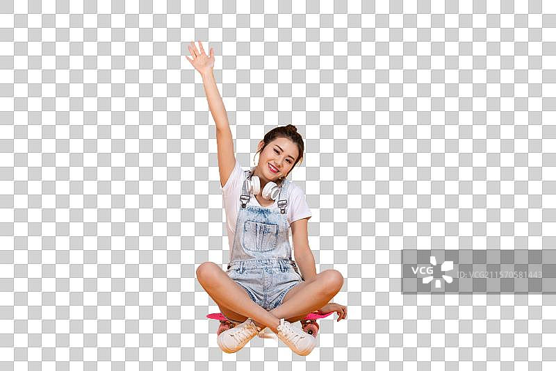 棚拍玩滑板的年轻女子图片素材