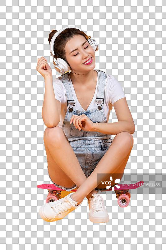 棚拍玩滑板的年轻女子图片素材