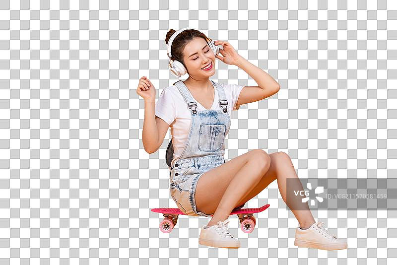 棚拍玩滑板的年轻女子图片素材