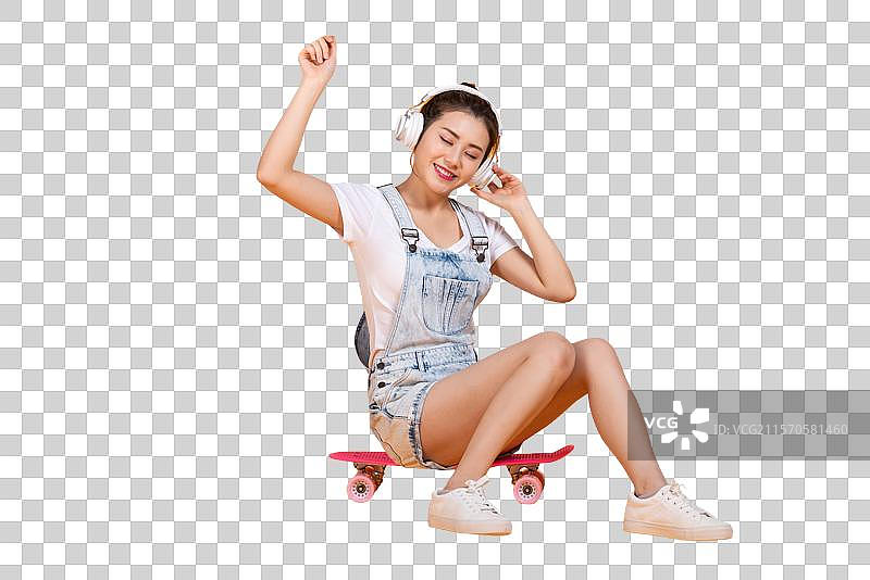 棚拍玩滑板的年轻女子图片素材