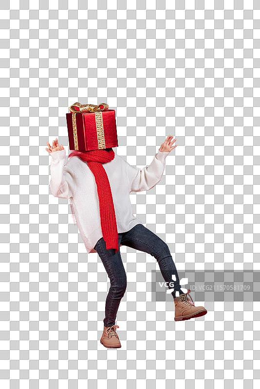 快乐的年轻女子手拿礼物图片素材