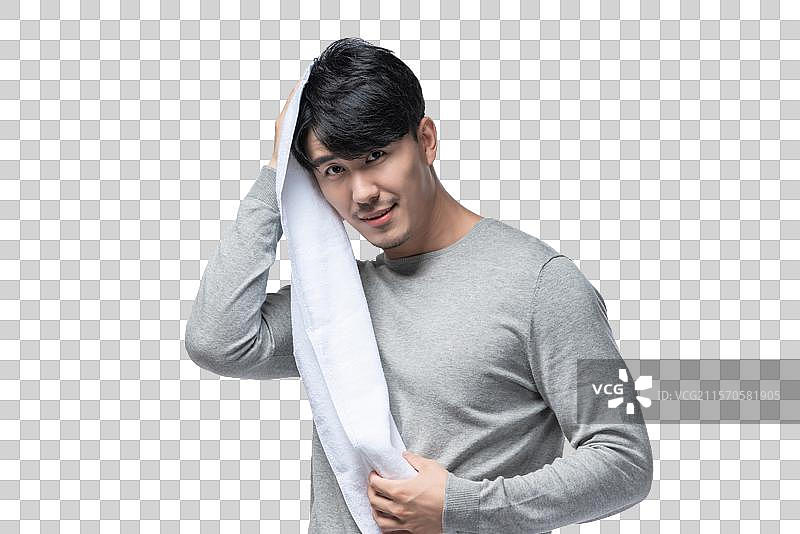 年轻男子在用毛巾擦头发图片素材