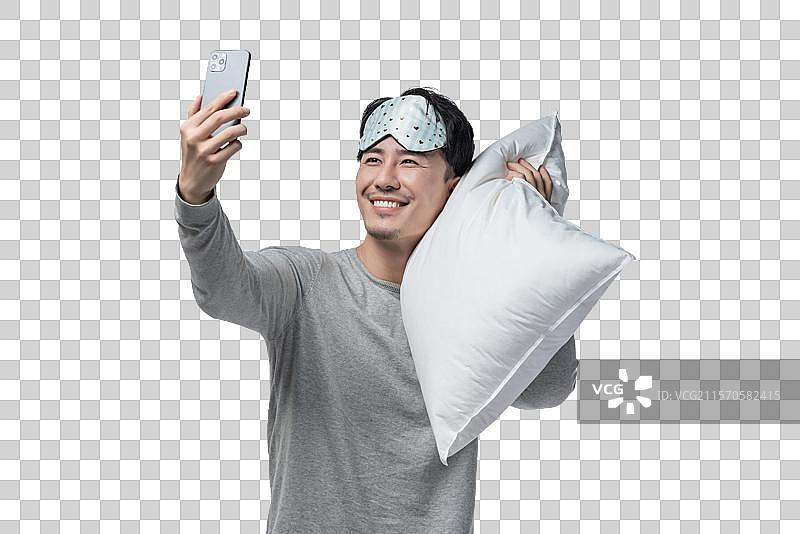 年轻男子拿着枕头图片素材