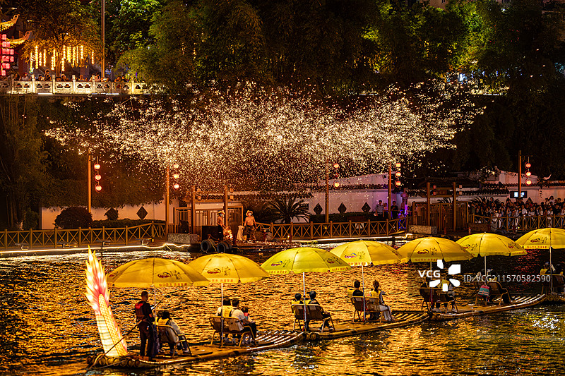 湖北恩施宣恩县仙山贡水打铁花夜景图片素材