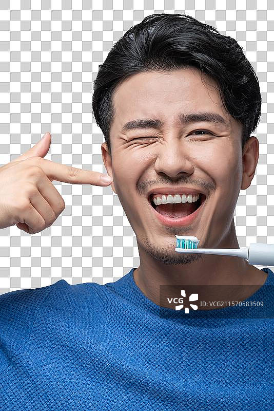 年轻男子刷牙图片素材