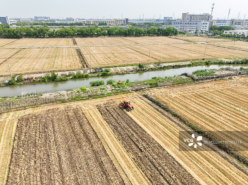 航拍夏收农忙季图片素材