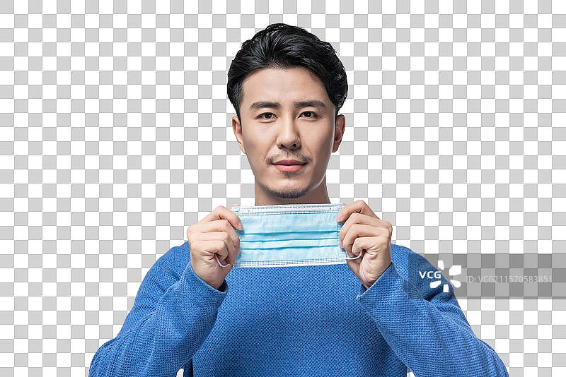 年轻男子拿着外科口罩图片素材