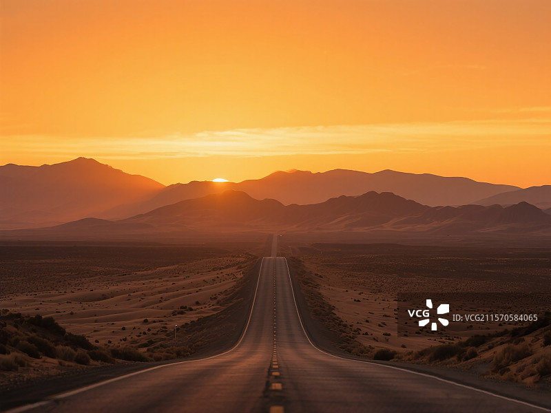 夕阳落日下沙漠中的公路图片素材