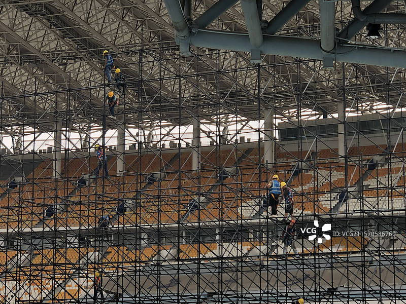 广州海心沙体育馆演唱会舞台搭建，施工现场建筑工人图片素材