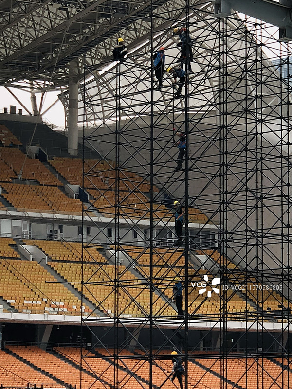 广州海心沙体育馆演唱会舞台搭建，施工现场建筑工人图片素材