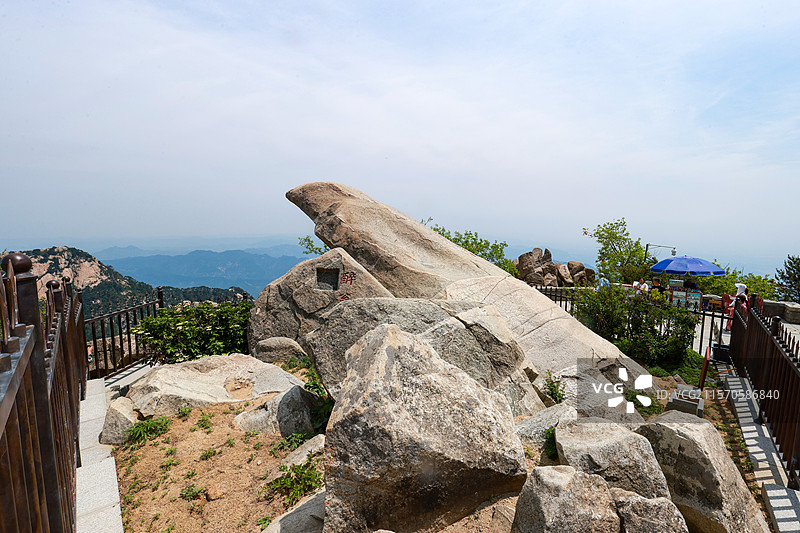 在山东省泰安市泰山岱顶日观峰下面泰山顶上有个拱北石日观峰图片素材